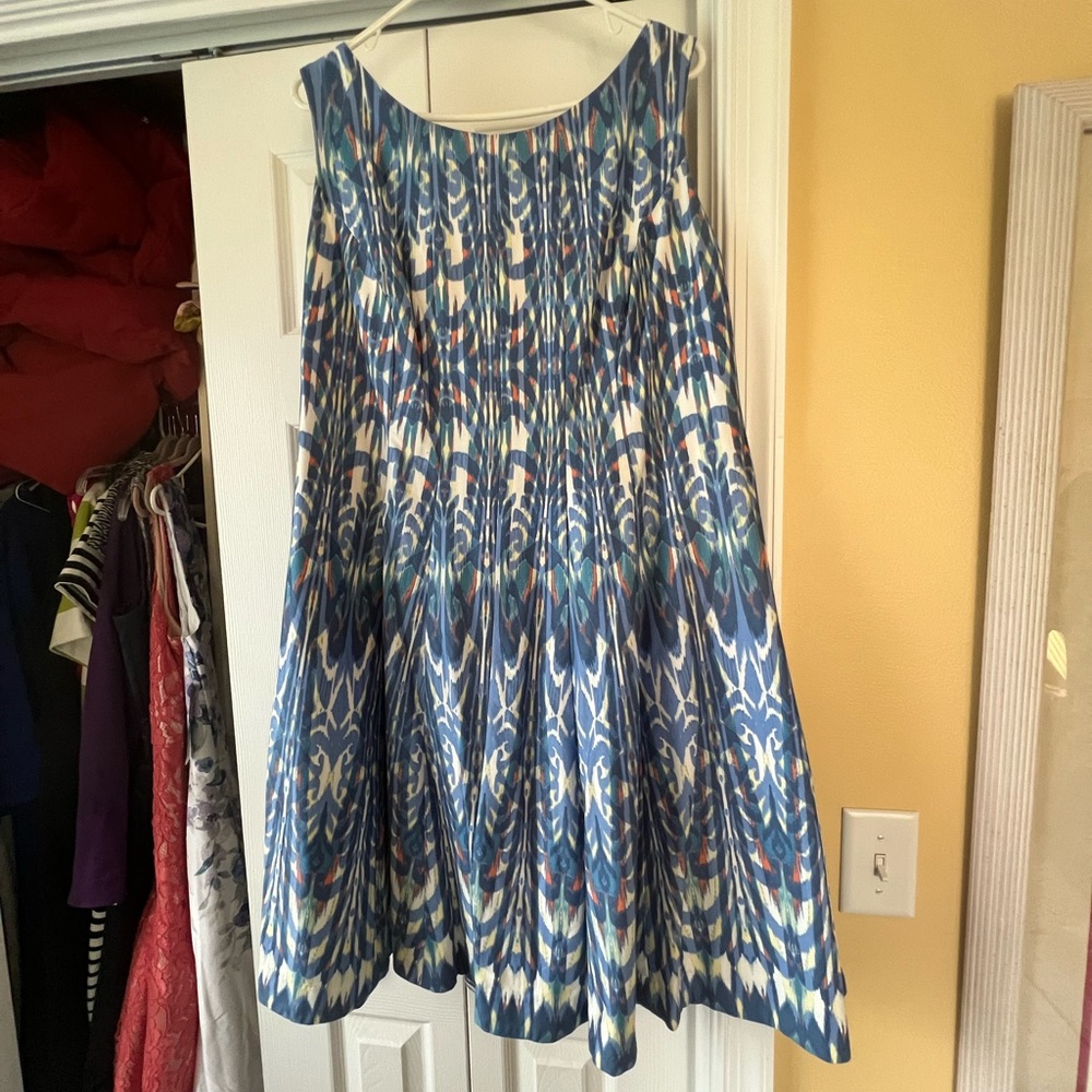 Great spring dress size 16, with a lining that gives the skirt a bit of twirl